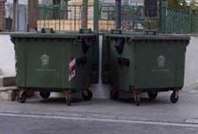 Contenedores frente a la Casa del Tesorero.